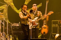 スカパラのステージより、北原雅彦（写真左/Tb）と川上つよし（写真右/B）。