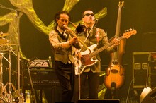 スカパラのステージより、北原雅彦（写真左/Tb）と川上つよし（写真右/B）。