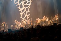 スカパラのライブでは茂木欣一（Dr）が「今年でスカパラはデビュー21周年、アースデーコンサートも今年で21回目だね」と偶然の共通点を語った。