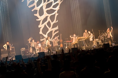 スカパラのライブでは茂木欣一（Dr）が「今年でスカパラはデビュー21周年、アースデーコンサートも今年で21回目だね」と偶然の共通点を語った。