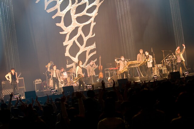 スカパラのライブでは茂木欣一（Dr）が「今年でスカパラはデビュー21周年、アースデーコンサートも今年で21回目だね」と偶然の共通点を語った。