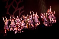 AKB48は迫力あるパフォーマンスであらゆる層のオーディエンスを圧倒した。