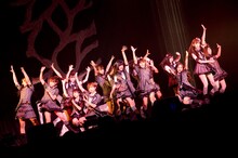 AKB48は迫力あるパフォーマンスであらゆる層のオーディエンスを圧倒した。