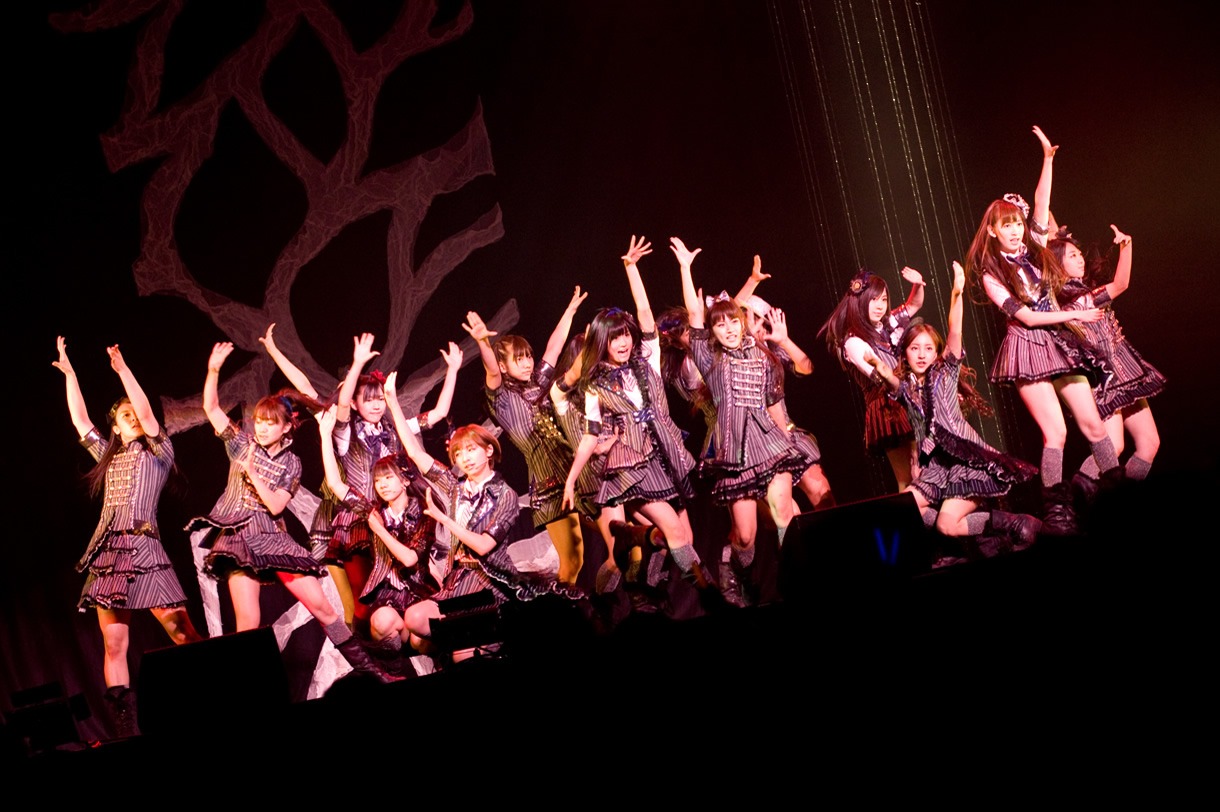 AKB48は迫力あるパフォーマンスであらゆる層のオーディエンスを圧倒した。