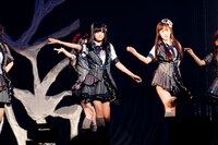 写真左から前田敦子、小嶋陽菜