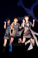 写真左から倉持明日香、大島優子、柏木由紀