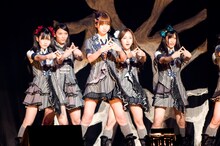 写真左から渡辺麻友、秋元才加、篠田麻里子、板野友美、倉持明日香