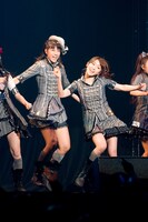 写真左から宮澤佐江、大島優子