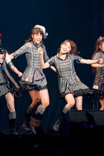 写真左から宮澤佐江、大島優子