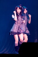 峯岸みなみ（後方は北原里英）