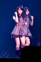 峯岸みなみ（後方は北原里英）