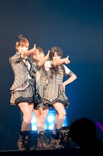 写真左から篠田麻里子、北原里英（後方は高城亜樹）