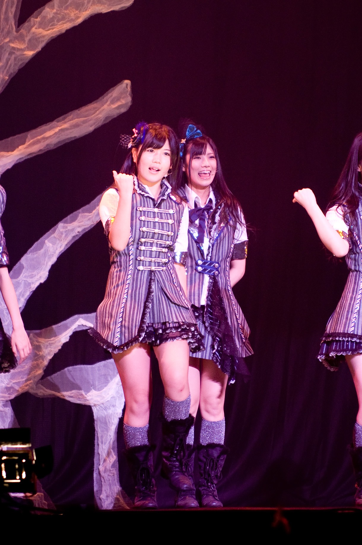 宮崎美穂（後方は倉持明日香）