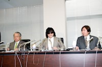 写真左よりToshIの代理人・河合弁護士、ToshI、紀藤弁護士。