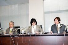 写真左よりToshIの代理人・河合弁護士、ToshI、紀藤弁護士。
