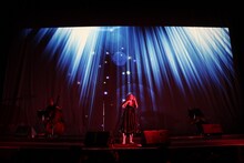 写真は4月17日に行われた「Dragon Nest」完成披露会での、KOKIAのライブの模様。