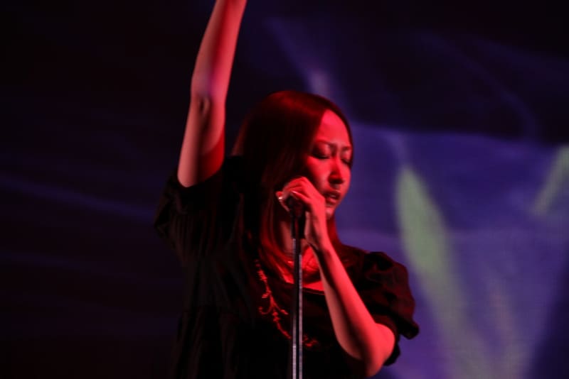 写真は4月17日に行われた「Dragon Nest」完成披露会での、KOKIAのライブの模様。テーマ曲に起用された「Road to Glory～for Dragon Nest」と、人気曲「調和」を披露した。