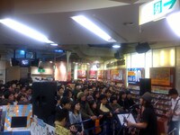 売り場を埋め尽くすファン。