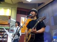 曽我部恵一（Vo, G / 写真右）と田中貴（B / 写真左）。