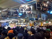 売り場を埋め尽くすファン。