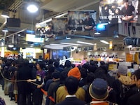 売り場を埋め尽くすファン。