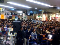 売り場を埋め尽くすファン。