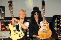 つるの剛士は元GUNS N' ROSESのギタリスト、スラッシュが4月の来日時に都内で行ったファンイベントに参加。中学生時代からの憧れだったスラッシュとのツーショットを実現させた。