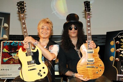 スラッシュ（写真右）は「ゲスト参加への可能性は限りなくある」と語っているだけに、今後の動向が気になるところだ（左はつるの剛士）。