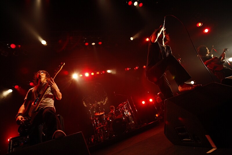 ライブの翌日に約2年ぶりとなるニューシングル「戦う君よ」をリリースしたTHE BACK HORN。初回限定盤には「マニアックヘブンVol.4」のライブ音源を収録した特典CDが同梱されている。