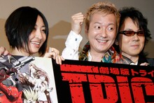 初日舞台挨拶に登壇したキャスト陣。左から坂本真綾、小野坂昌也、速水奨。