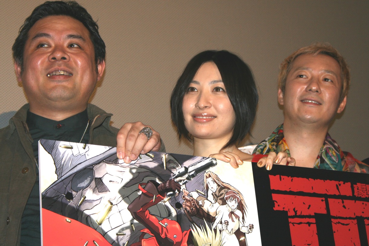 写真は、去る4月24日に池袋サンシャインシネマで行われた「劇場版 TRIGUN -Badlands Rumble-」舞台挨拶の模様。左から内藤泰弘、坂本真綾、小野坂昌也。