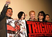 「トライガン最高～」と拳を挙げる原作者、内藤泰弘。ジャンケン大会ではない。