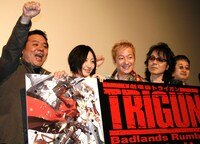「トライガン最高～」と拳を挙げる内藤泰弘。