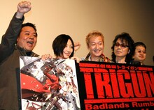 「トライガン最高～」と拳を挙げる内藤泰弘。