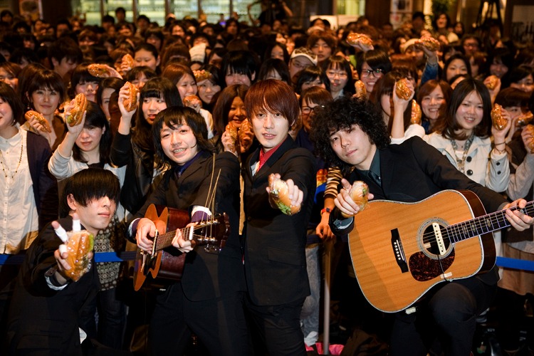 過去のメンバーの姿が映し出されたビデオ上映コーナーでは、時折黄色い声があがることも。一方で笑いが起きる珍写真も多数公開され、ファンを楽しませた。