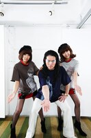 写真は「PARCO-CITY FLYER」表紙カット。レナ（写真左）は姉ケ崎寧々、掟（中央）は小早川凛子、リサ（右）は高嶺愛花とそれぞれ異なるキャラクターのTシャツをチョイスしている。