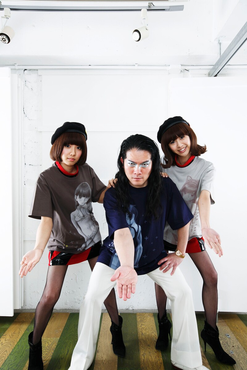 写真は「PARCO-CITY FLYER」表紙カット。レナ(写真左)は姉ケ崎寧々、掟(中央)は小早川凛子、リサ(右)は高嶺愛花とそれぞれ異なるキャラクターのTシャツをチョイスしている。