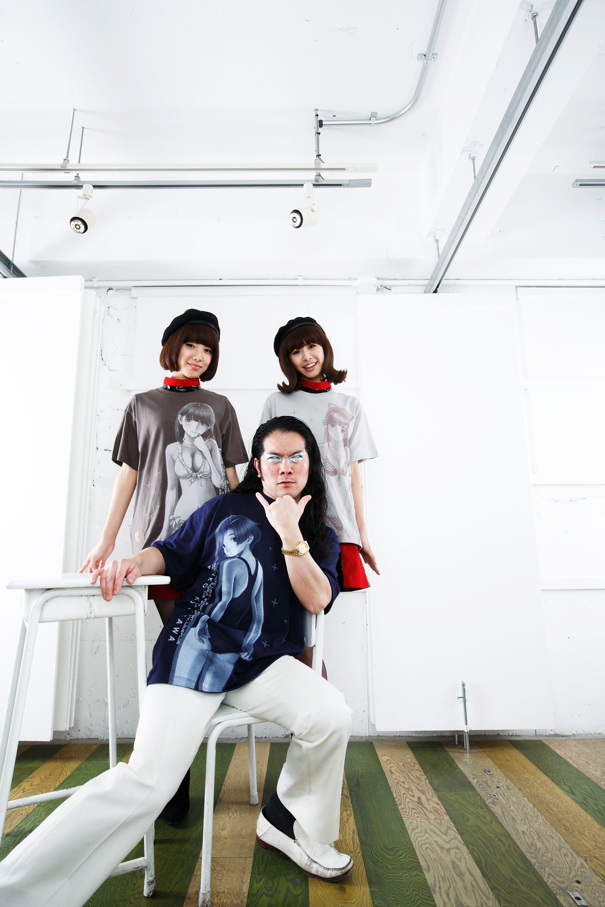 写真は「PARCO-CITY FLYER」誌面カット。「ラブプラス」Tシャツでおしゃれなポーズを決める掟ポルシェ＆バニラビーンズ。