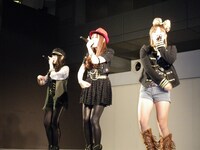 シングル「Lie」は、オリコンデイリーチャートで最高3位を記録。同曲のビデオクリップや着ムービーもチャート上位にランクインするなど、好成績を収めている（写真は4月23日の大阪イベントの様子）。