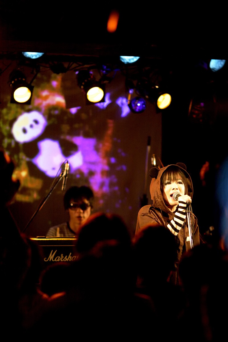 PANDA 1/2の国内初ライブはネロ（G）、伊藤健太（B）、大島賢治（Dr）、諸岡大也（Key）といった実力派のメンバーをバックに従え、大成功のうちに終了した。