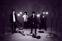 ツアーの発表にあわせて最新アーティスト写真も公開。アルバムのジャケットカラーと同じ紫を基調としたデザインに仕上がっている。