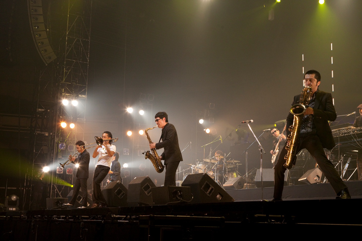 20年の歴史を振り返るセットリストで展開された国技館ライブと対照的に、「今のスカパラ」を象徴する内容となった体育館ライブ。新曲を中心としながらレアなナンバーも披露され、新旧各世代のファンを楽しませた。