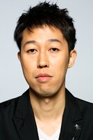 小籔千豊はソロアーティスト「こやぶかずとよ」、そしてヒップホップユニット「ビッグポルノ」のメンバーとして自ら「コヤソニ」に参戦する。