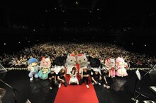 MEGを中心に客席のファンと記念撮影。バンドメンバーや着ぐるみダンサーがポーズを取る中、舞台後方に姿を見せている大西ライオン。