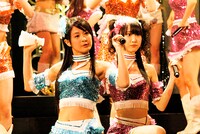 写真左から小木曽汐莉、松井玲奈