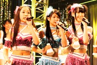 写真左から石田安奈、小木曽汐莉、松井玲奈