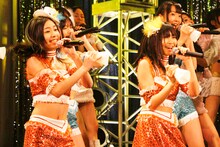 写真左から松井珠理奈、向田茉夏