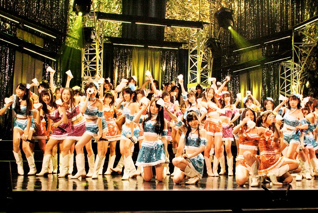 「仲間の歌」を歌うSKE48。