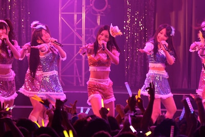 メンバーの高田志織（写真右）が「（お客の）皆さんと一緒に歌えること自体が、伝説級の出来事」と語る今回のライブ。参加したファンのみならず、メンバーにとっても忘れられない1日になったはずだ。