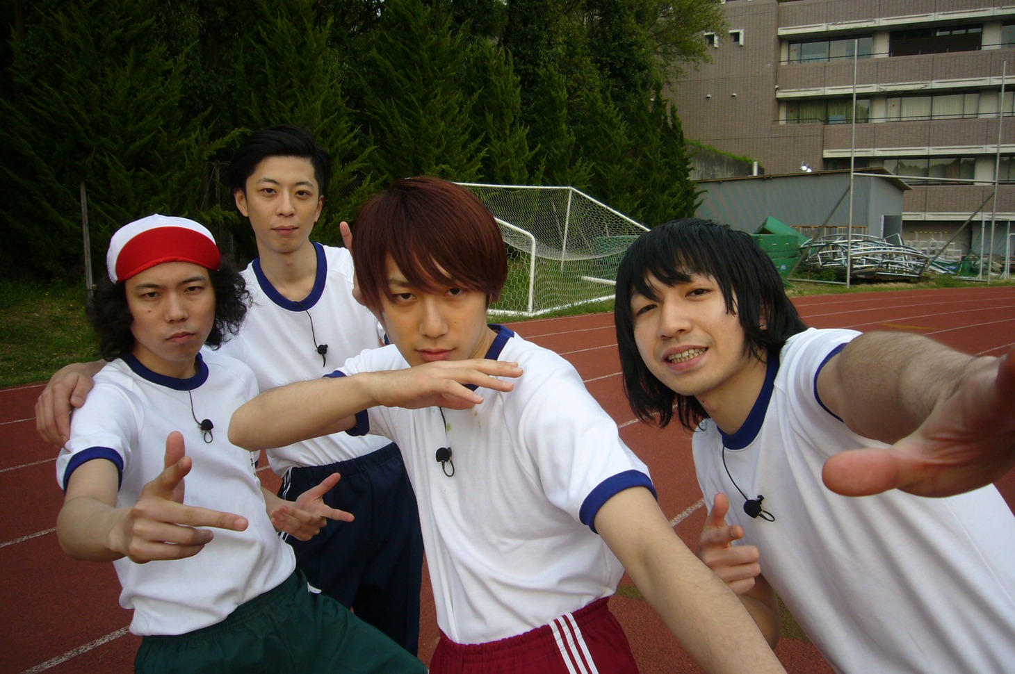 体操服姿で体力測定に臨むTHE BAWDIESの4人。ライブでのスーツ姿とのギャップは必見だ。